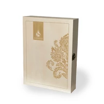 Logózott díszdoboz<br>fehér fa<br>3db 0,5l pálinkához